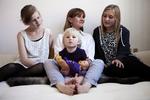 samvær. Josefine Heiberg Kristensen (th.) med sin tidligere samværsfamilie og halvsøsteren Kristiane (forrest i midten). Hun ser dem, men savner en hverdag med dem. 