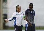 Omvendt. Som regel er det Mario Balotelli, der gør sig uheldigt bemærket. Denne gang var det landstræner Prandelli. 