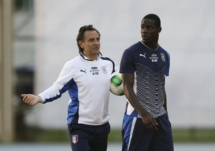 Omvendt. Som regel er det Mario Balotelli, der gør sig uheldigt bemærket. Denne gang var det landstræner Prandelli. 