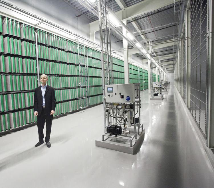 Overvågning. Data om vores forbrug bliver systematiseret på den helt store skala. Her ses en af Facebooks serverhaller. 