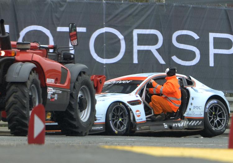 Dødsulykke. Allan Simonsens skadede Aston Martin bugseres væk efter ulykken, der kostede danskeren livet. 