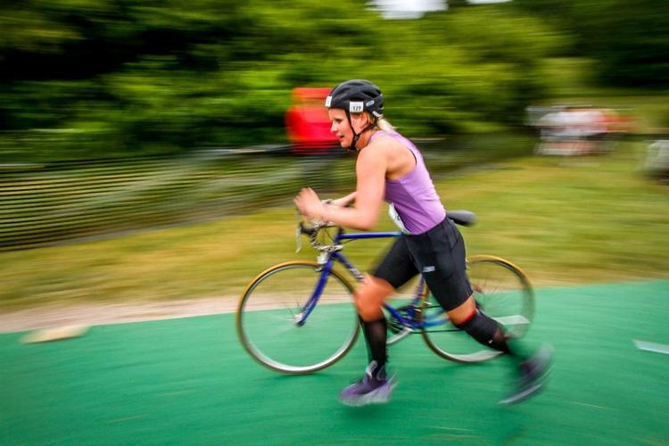KVINDEKAMP. Danske kvinder kaster sig over triatlon. Sjovere end kvindeløb siger fire fodboldkvinder fra Vejle. 