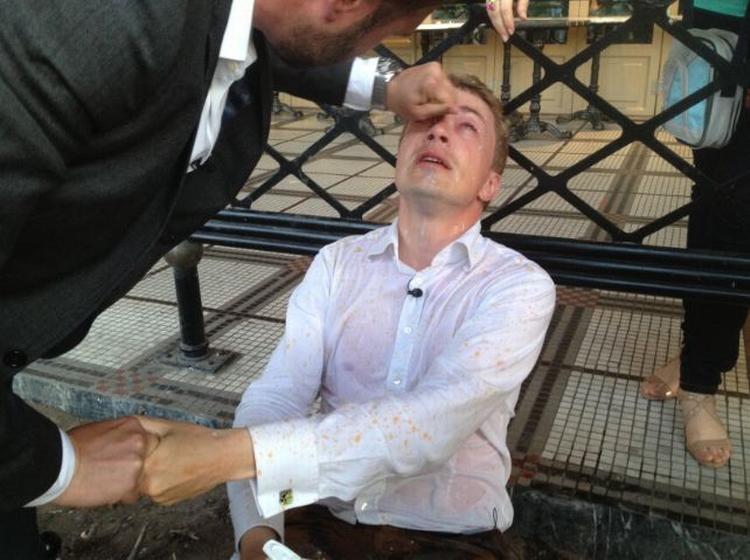 Dan Jørgensen (tv) drypper citronsaft i øjnene på Morten Messerschmidt oven på tyrkisk politis angreb med peberspray mod demonstranter på Taksim-pladsen. 