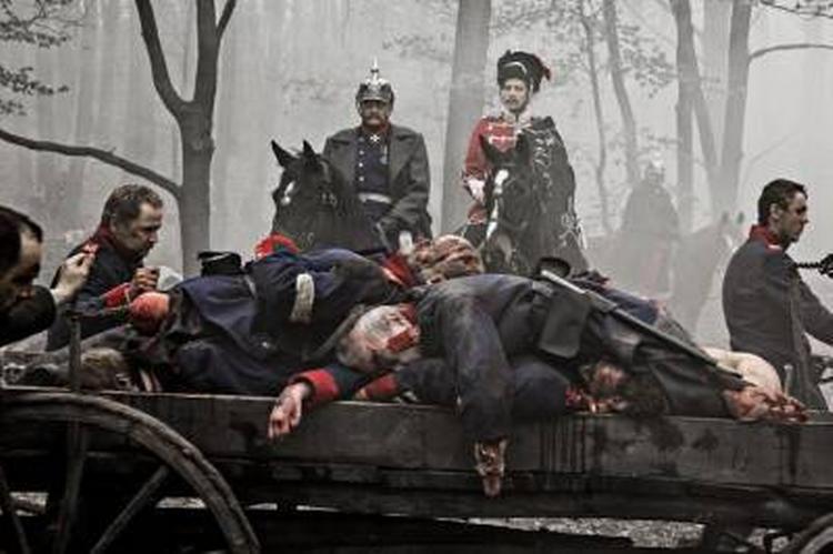 Statistjagt. Alle de statister med amputerede lemmer, der kunne opstøves i Prag, er hyret til denne scene med døde soldater. Foto: Per Arnesen