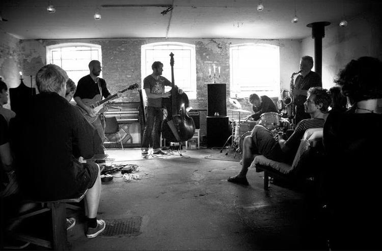 intimt. Mark Solborg under en koncert i 5e i Kødbyen n´med sin trio og gæsten, saxofonisten Evan Parker. Foto: Palle Christensen 