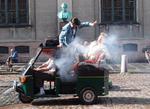 Kaos. En rygende tuk tuk-taxa bliver nærmest hovedpersonen, når Dans Rakkerpak kaster sig ud i kærlighedens kalamiteter på italiensk, tysk og engelsk. 