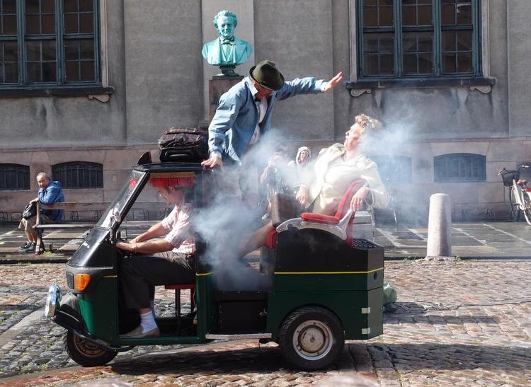 Kaos. En rygende tuk tuk-taxa bliver nærmest hovedpersonen, når Dans Rakkerpak kaster sig ud i kærlighedens kalamiteter på italiensk, tysk og engelsk. 