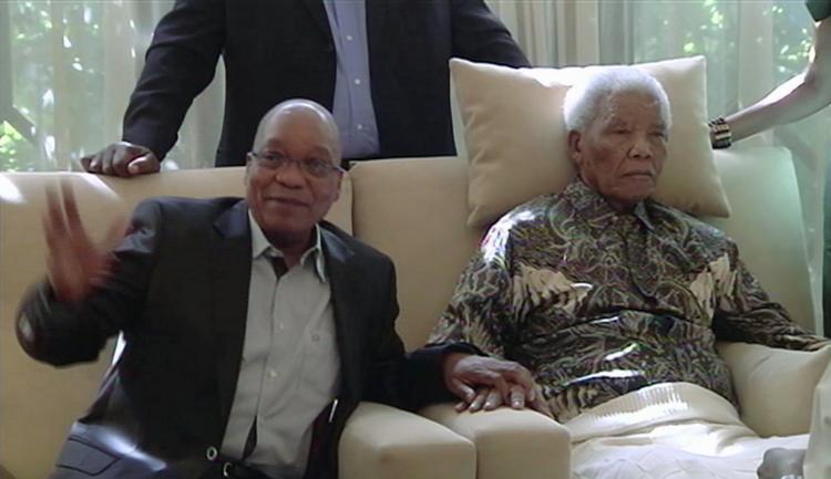 MAndela. Sydafrikas nuværende præsident Zuma har besøgt Nelson Mandela på hospitalet og oplyser, at den tidligere præsidents tilstand nu er kritisk. Billedet er fra et tidligere besøg. 