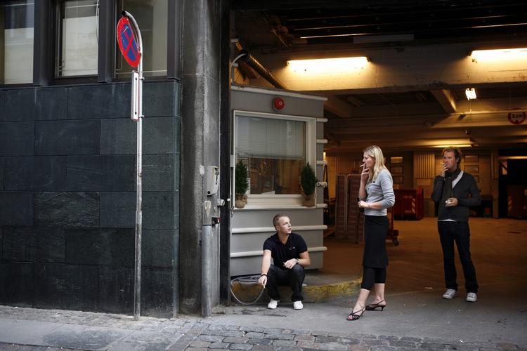 slut. Hidtil har Region Sjælland tilladt sine medarbejdere at tage en smøg udenfor, men det er snart slut. 