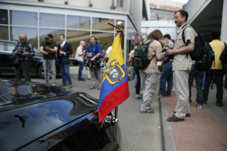 MODTAGELSE. Da Edward Snowden ankom fra Hongkong til Rusland ventede repræsentanter fra Ecuadors ambassade på ham i lufthavnen. 