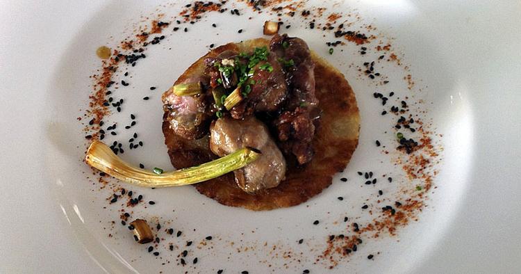 Topmad. Brisler med forårs- og purløg. En meget delikat hovedret på Els Vents i Alicante. 