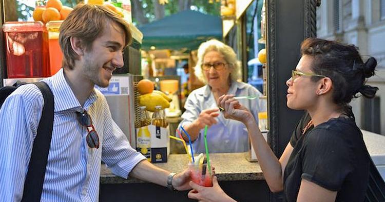 Signora Franca på 79 år serverer slush ice med frugtsaft i bydelen Trastevere, der har en stor byfest til sommer. 
