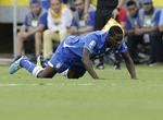 semifinale. Mario Balotelli sendt i græsset under Italiens kamp mod værterne fra Brasilien. 