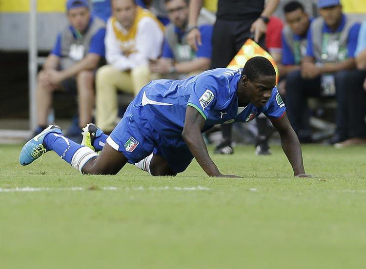 semifinale. Mario Balotelli sendt i græsset under Italiens kamp mod værterne fra Brasilien. 