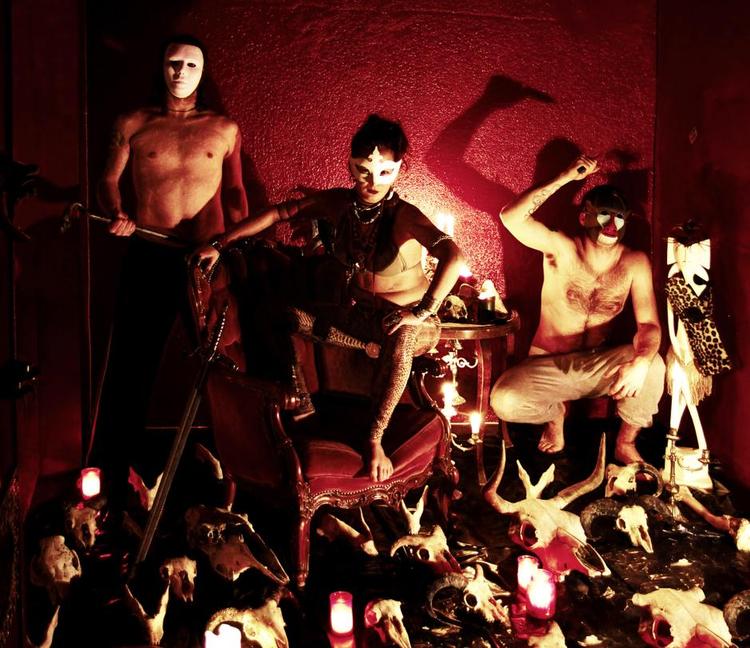 Goat. De maskerede svenskere spiller tung psychrock og afrikanske rytmer tilsat hvin og bongotrommer. 