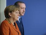 nedkølet. Angela Merkel fotograferet tidligere i år sammen med sin tyrkiske kollega Recep Tayyip Erdogan. I dag offentliggør Merkels parti et valgoplæg, der lægger et tyrkisk medlemskab af EU på is. 
