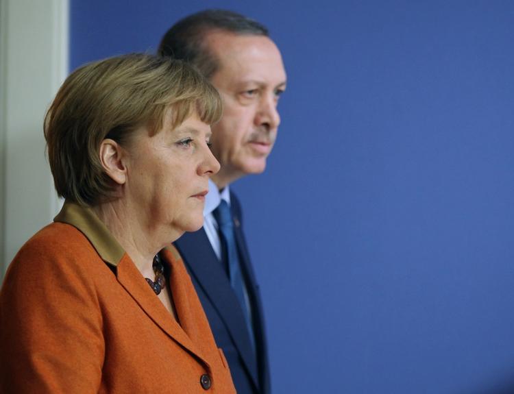 nedkølet. Angela Merkel fotograferet tidligere i år sammen med sin tyrkiske kollega Recep Tayyip Erdogan. I dag offentliggør Merkels parti et valgoplæg, der lægger et tyrkisk medlemskab af EU på is. 