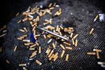Store mængder af cigaretskod ender i naturen, hvor de både udleder mikroplast og giftstoffer.   