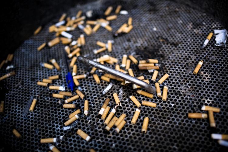 Store mængder af cigaretskod ender i naturen, hvor de både udleder mikroplast og giftstoffer.   
