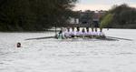 drama. Den klassiske kappestrid på vandet mellem robådene fra Cambridge og Oxford måtte stoppes i 31 minutter på grund af en svømmer. 