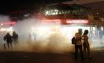 gas. Lørdag aften blev DF's Morten Messerschmidt ramt af det tyrkiske politis vandkanoner og peberspray. Her går et par demonstranter gennem en sky af tåregas ikke langt fra Taksim-pladsen i Istanbul. 