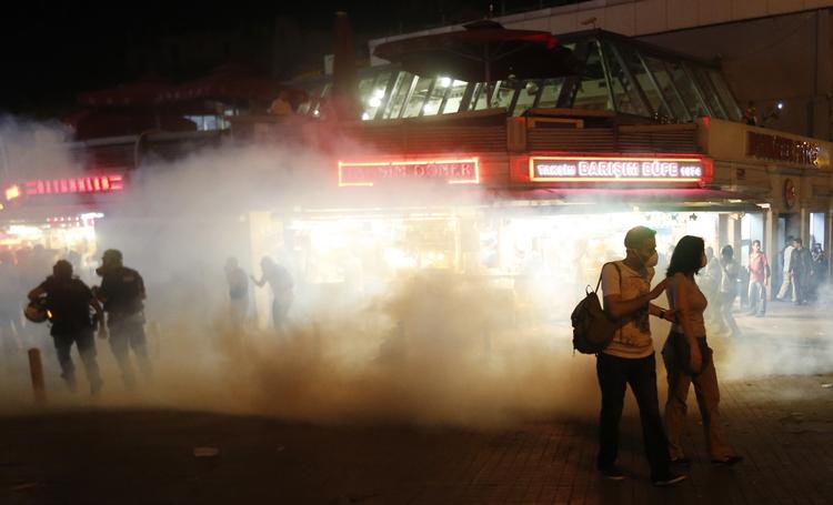 gas. Lørdag aften blev DF's Morten Messerschmidt ramt af det tyrkiske politis vandkanoner og peberspray. Her går et par demonstranter gennem en sky af tåregas ikke langt fra Taksim-pladsen i Istanbul. 