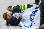 standset. Demonstranterne, der blev stoppet af politiet, repræsenterer omkring 150 borgergruppers og foreningers interesser i forhold til den landbrugsreform, som EU's fødevareministre forhandler om. 
