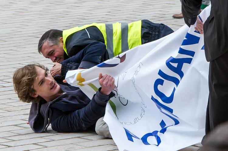 standset. Demonstranterne, der blev stoppet af politiet, repræsenterer omkring 150 borgergruppers og foreningers interesser i forhold til den landbrugsreform, som EU's fødevareministre forhandler om. 