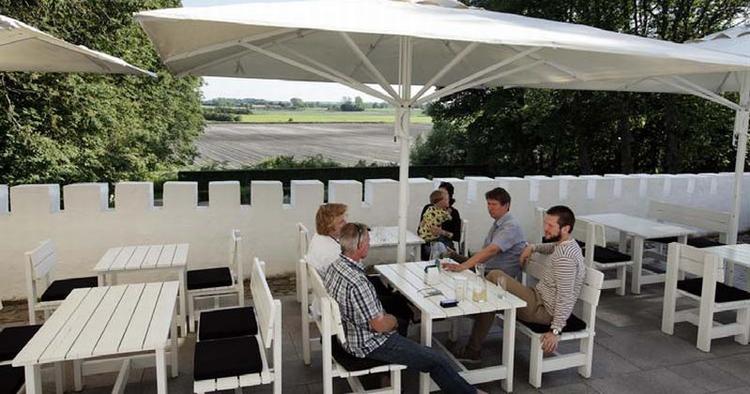 UDELIV. Når vejret tillader det, rykker gæsterne ud på terrassen også kaldet Bastionen for at nyde en drink eller et måltid mad samt udsigten. 