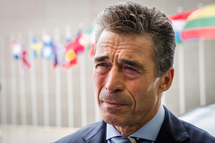sidedagsorden. Natos generalsekretær, Anders Fogh Rasmussen, er egentlig kommet til Luxembourg for at diskutere Afghanistan, men demonstrationerne i Tyrkiet spøger i kulissen. 