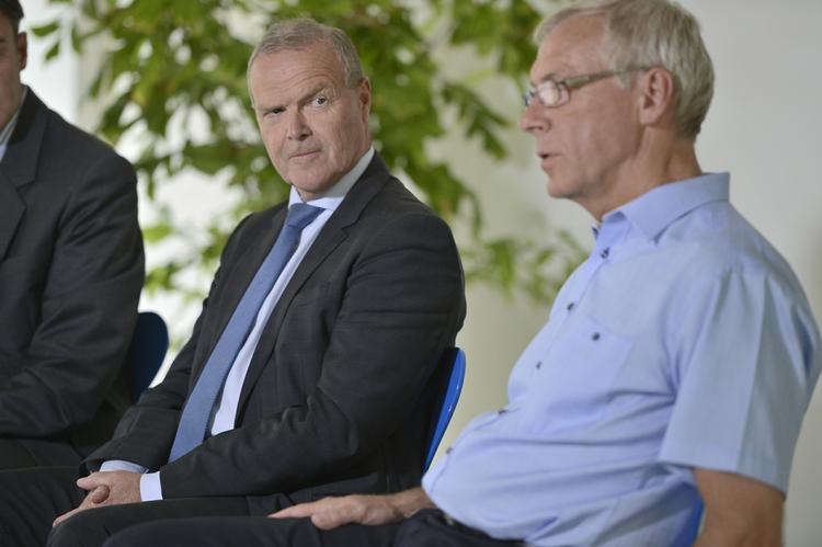 generationsskifte. DBU's formand Allan Hansen (tv) og generalsekretær Jim Stjerne Hansen (th) forklarede på et pressemøde i dag, hvorfor de begge forlader DBU. 