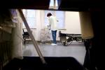 skjult. Produktionsselskabet Larm har testet hygiejnen på et antal sygehuse i hovedstaden med skjult kamera. Programmet er blevet købt af DR og kan ses i aften. 