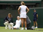 AVS. Det gjorde ondt, da Victoria Azarenka gik i spagat, men hviderusseren kom op igen og vandt sikkert årets første kamp i Wimbledon. 