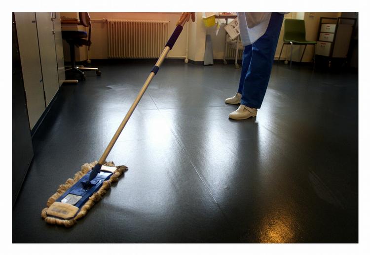 infektion. Mangelfuld rengøring er en af forklaringerne på, at hver tiende patient på Region Hovedstadens hospitaler bliver syge under indlæggelsen. 