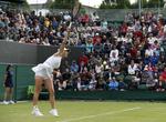 VIDERE. For anden gang i Wimbledon uddelte Caroline Wozniacki et æg, da hun vandt sin kamp i 1. runde. 
