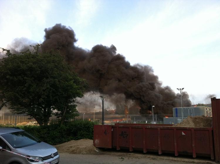 Brand. Branden på Ydre Østerbro har udviklet voldsom sort røg. 