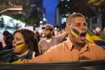 utilfredshed. Antallet af demonstranter er dalet de seneste dage, men i følge de sociale medier er lagt op til nye i forbindelse med fodboldkampen mellem Brasilien og Uruguay i morgen. 
