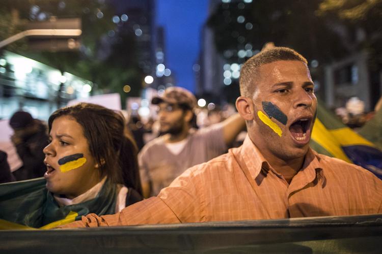 utilfredshed. Antallet af demonstranter er dalet de seneste dage, men i følge de sociale medier er lagt op til nye i forbindelse med fodboldkampen mellem Brasilien og Uruguay i morgen. 