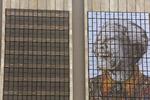 æret. Nelson Mandelas portræt pryder facaden på denne bygning i Cape Town. 