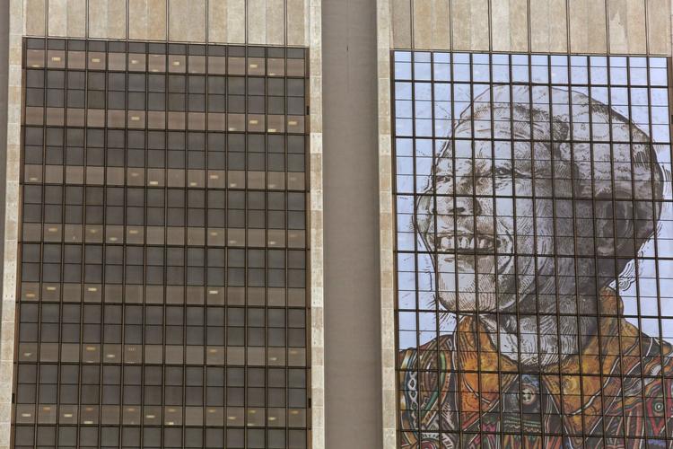 æret. Nelson Mandelas portræt pryder facaden på denne bygning i Cape Town. 