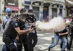 tåregas. Tyrkisk politi har fået international kritik for sine hårde metoder ved de store demonstrationer i Istanbul tidligere på måneden. 