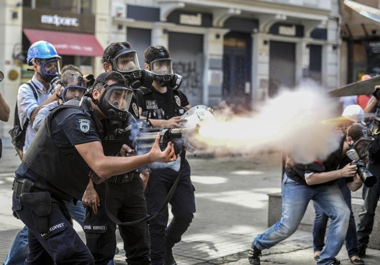 tåregas. Tyrkisk politi har fået international kritik for sine hårde metoder ved de store demonstrationer i Istanbul tidligere på måneden. 