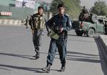 skudveksling. Afghanske sikkerhedsstyrker patruljerer i Kabul efter den halvanden time lange ildkamp med Taleban-oprørere. 