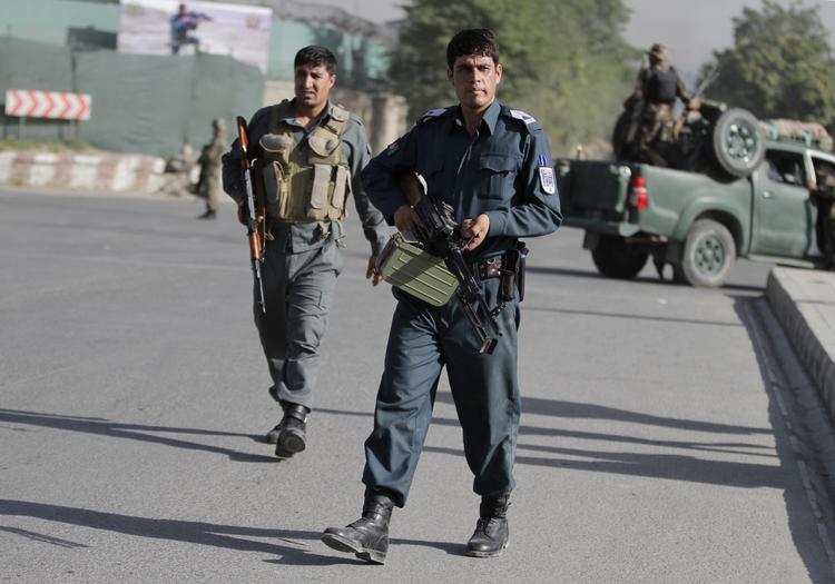 skudveksling. Afghanske sikkerhedsstyrker patruljerer i Kabul efter den halvanden time lange ildkamp med Taleban-oprørere. 