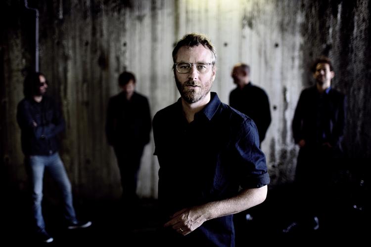 Hovednavn. The Nationals forsanger Matt Berninger sammenligner en koncert med at tage et iskoldt brusebad. Lørdag 6. juli står bandet på Orange Scene på Roskilde Festival. 