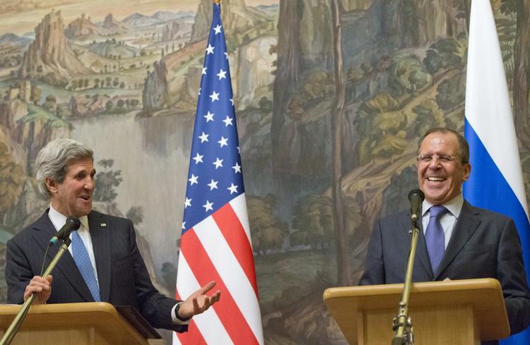 SPIONSTRID. USA's udenrigsminister John Kerry (tv) vil meget gerne have udleveret spionsigtet amerikaner. Hans russiske kollega Sergej Lavrov (th) afviser, at manden er kommet ind i Rusland. Arkivfoto fra d'herrers møde i Moskva i begyndelsen af maj. 