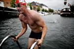 Vandhunde. Det er køligt men godt, mener deltagerne i Christiansborg Rundt. I hvert fald har 1.500 allerede meldt sig til at svømme de to kilometer i slutningen af august. 