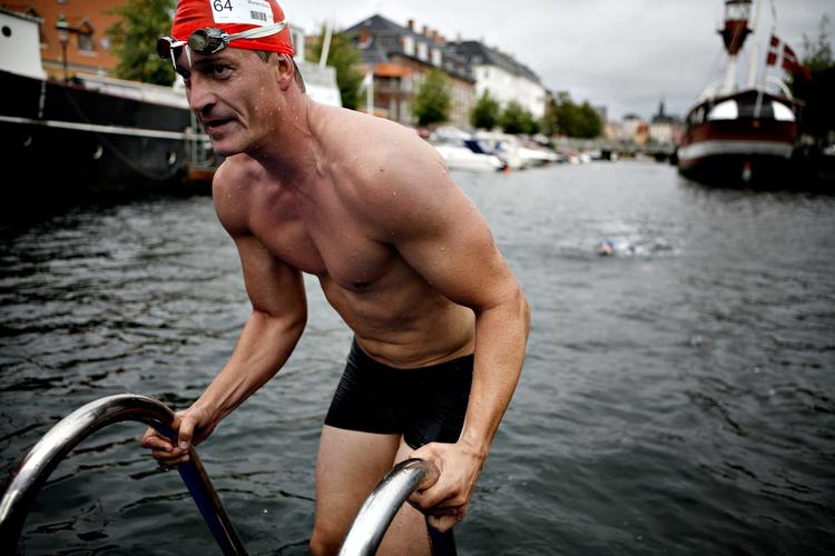 Vandhunde. Det er køligt men godt, mener deltagerne i Christiansborg Rundt. I hvert fald har 1.500 allerede meldt sig til at svømme de to kilometer i slutningen af august. 