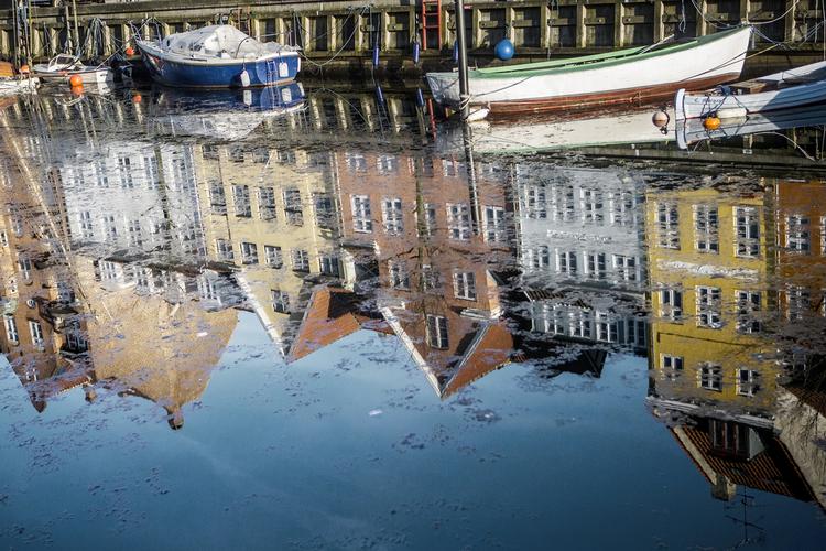 Facetter. Christianshavns mange særpræg fremhæves i sommerens bredtfavnende udstilling, der er arrangeret af Overgade - Institut for Samtidskunst. 