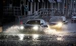 VANDGANG. Biler forsøger at komme frem under skybrud i København. I fremtiden vil advarseler fra beredskaberne kunne findes via twiteremneordet kriseinfodk. 